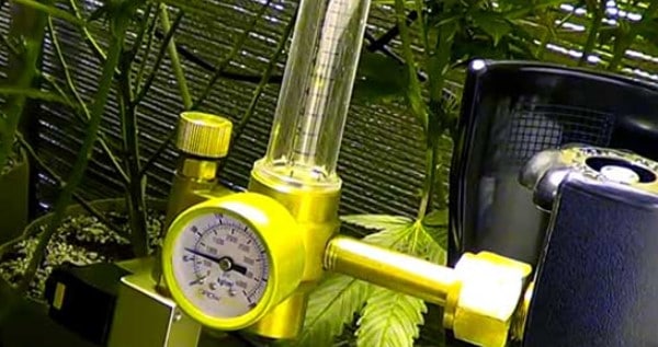 Co2 tank with a regulator